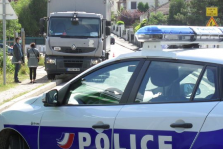 速報：アサルトライフルで武装した何者かがアップル製品満載のトラックを強盗未遂＠フランス